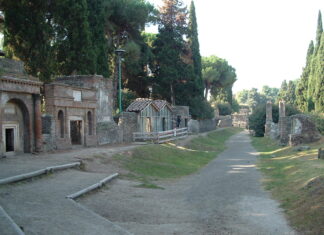 POMPEI: LA NUOVA TOMBA TASSELLO PER MOSAICO STRADALE EXTRA MOENIA