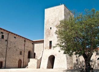 Lungo la via dei castelli in Campania