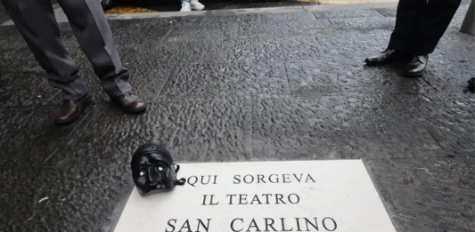 Targa commemorativa del Teatro San Carlino, la Napoli di ieri e di oggi