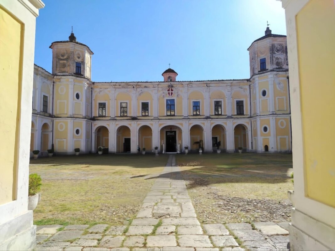 Il portico visto dal portale d'ingresso