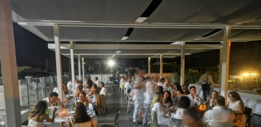 San Lorenzo: al Varca d’Oro torna la “Notte sotto le Stelle”, cena in spiaggia tra gusto e musica