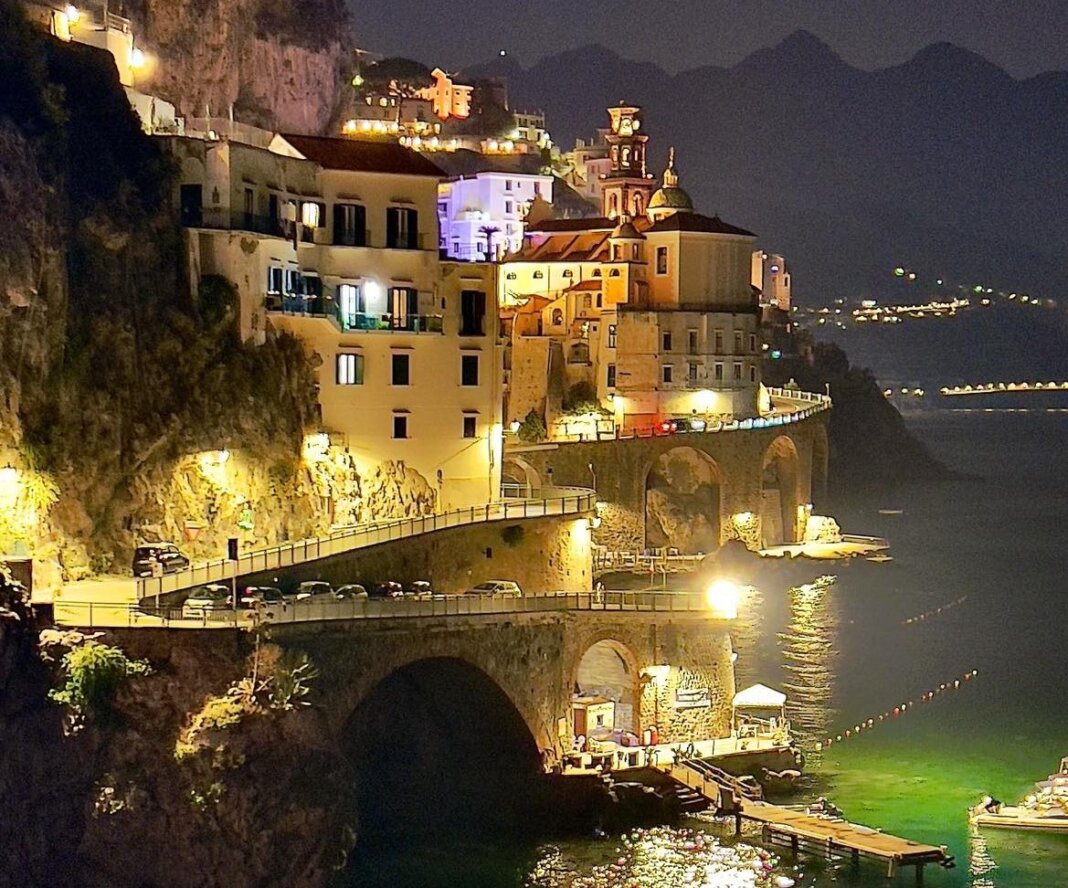 1 Il-panornama-di-Atrani-e-la-discesa-verso-Le-Arcate