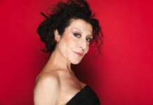 Paestum, «…dal mito a + ∞» chiude nel segno di Mia Martini: Sarah Falanga porta in scena «…mi chiamano Mimì»